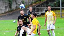 Intensive Duelle sahen die Zuschauer beim 4:2-Erfolg der SG Dettingen-Dingelsdorf (rechts) beim ESV Südstern Singen.