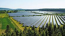 Bild des Ende Juli in Langenenslingen (Kreis Biberach) eröffneten EnBW-Solarparks. Er kann mehrere Tausend Haushalte mit Strom versorgen.
