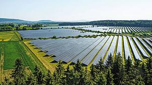 Bild des Ende Juli in Langenenslingen (Kreis Biberach) eröffneten EnBW-Solarparks. Er kann mehrere Tausend Haushalte mit Strom versorgen.