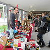 Viele Stände mit Bastel- und Weihnachtsartikel sind beim Weihnachtsmarkt des Pflegeheims dabei. Unter anderem auch Holger Stoffler von ...