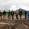 Der symbolische Spatenstich zum Neubau der Sportanlagen mit Clubheim und Aktionsgebäude in Welschingen ist geschafft (von links): Daniel ...