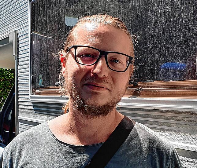 Fabian Unternährer aus Hägglingen im Kanton Aargau nach stundenlanger Suche nach einem Campingplatz am Bodensee, wo er mit seinem ...