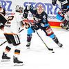 Schwenningens Neuzugang Florian Elias (am Puck) versucht, sich gegen den Frankfurter Magnus Eisenmenger durchzusetzen.