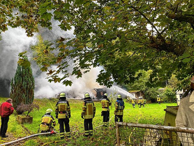 Bild 2: Mit Video: Hier brennt eine Gartenhütte in Öflingen vollständig ab