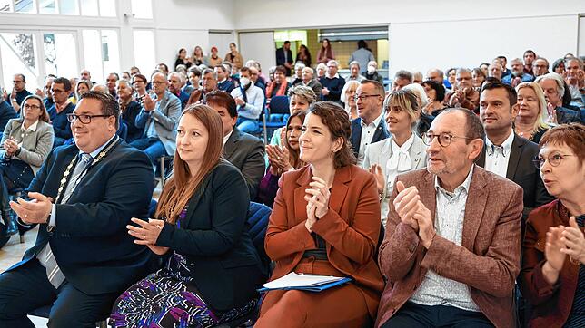 Neujahrsempfnag der Gemeinde Moos im Bürgerhaus: In der ersten Reihe (von links) Bürgermeister Patrick Krauss mit Ehefrau Sarah, ...