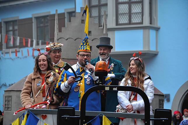 Der Rathausschlüssel ist in Narrenhand. Burgfräulein Madita, Zunftmeister Alexander Wurster, Burgfräulein Sinja (vorn, von links), im ...
