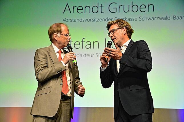 Vorstandsvorsitzender der Sparkasse Schwarzwald-Baar Arendt Gruben und SÜDKURIER-Chefredakteur Stafan Lutz im Gespräch.