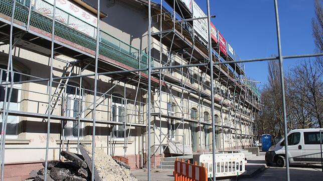 Nach wie vor eine Baustelle: Der Bahnhof Therme, den der Überlinger Unternehmer Michael Stehle im Herbst 2013 gekauft hat. Bild: Stefan ...