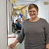 Prozesse analysieren, um sie dann zu optimieren: Margita Geiger ist derzeit mehr im Krankenhaus unterwegs als am Schreibtisch. Bild: ...
