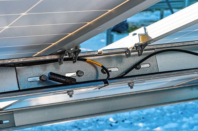 Die Verkabelung der einzelnen Solar-Module.