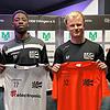 Willkommen in Villingen: FC 08-Sportvorstand Arash Yahyaijan (links) und Cheftrainer Marcel Yahyaijan (rechts) begrüßen den ...