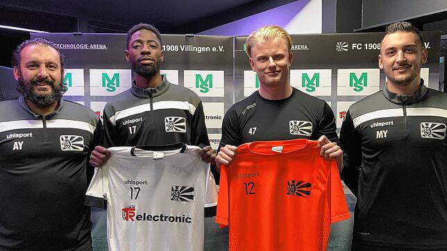 Willkommen in Villingen: FC 08-Sportvorstand Arash Yahyaijan (links) und Cheftrainer Marcel Yahyaijan (rechts) begrüßen den ...