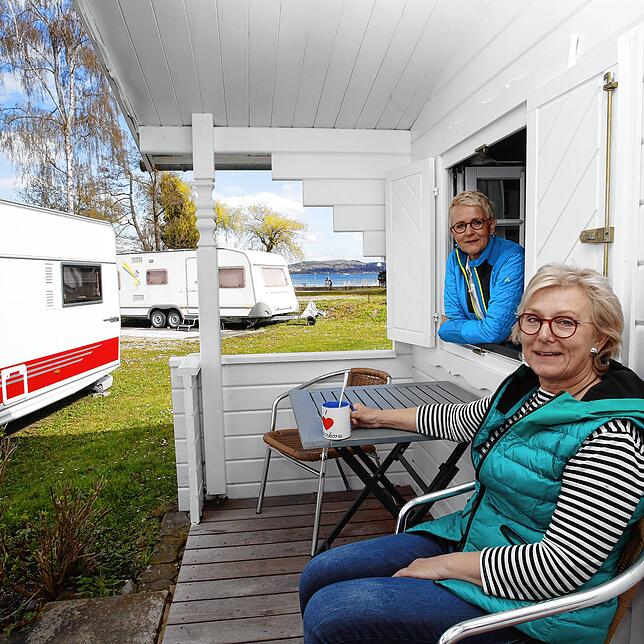 Wohnwagen und Mietunterkunft direkt am See. Carmen Schmidtke (links) und Marion Hornstein (rechts) freuen sich auf die Saison auf dem ...