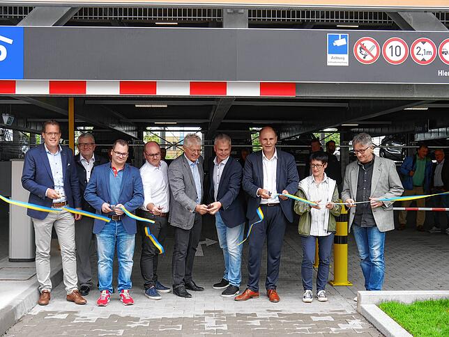 Ab jetzt kann hier geparkt werden (von links): Andreas Müller (Goldbeck), Alfred Bauer, Bauleiter Michael Köhn, Sebastian Schwarz ...
