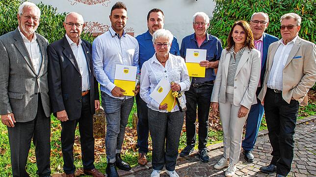 SBFV-Ehrennadel in Silber und Gold: Die Schiedsrichter Luigi Satriano (FC Zell) und Markus Metzger (Spvgg. Brennet-Öflingen) sowie die ...