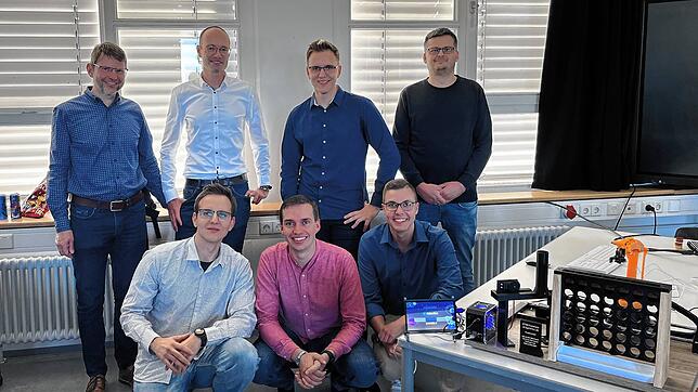 Die Professoren und ihre Studenten (von oben links nach unten rechts): Prof. Dr. Böck, Prof Dr. Knievel, Alexander Bernhardt, Andreas ...