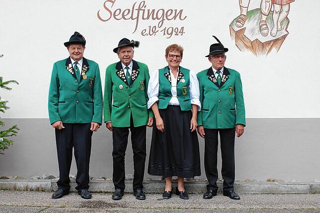 Die Ehrenmitglieder Herbert Hug, Horst Keller, Ingrid Schneider und Dieter Tuppy (von links) spendeten dem Schützenverein Seelfingen ...