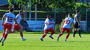 Sieg in vorletzter Minute: Marco Lohr (Mitte) trifft für den SV Jestetten im Bezirksliga-Kellerduell gegen den FC Hochrhein zum ...