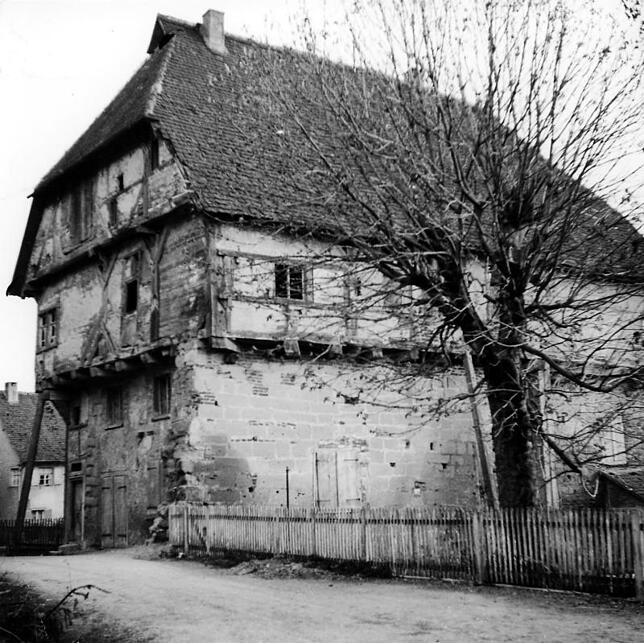 So sah das Alte Haus nach dem Jahr 1941 aus. Damals hatte man einen Durchbruch durch die Stadtmauer gemacht und auch den Graben vor der ...