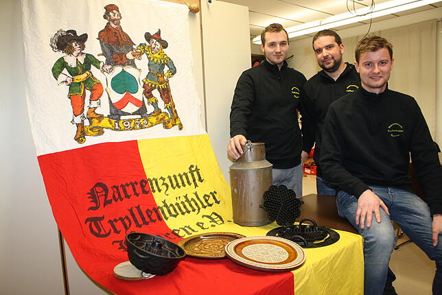 Die Schwedenmarkt-Organisatoren Stephan Ott und Philipp Kretzer sowie Narrenpräsident Sven Wagner (von links) präsentieren einige der ...