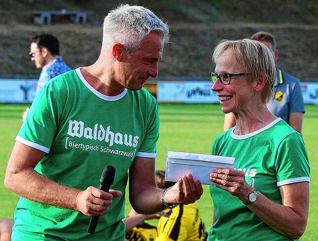 Dankeschön: Vorsitzender Markus Birkenberger vom SV Waldhaus ist froh, eine Vereinsheimwirtin wie Angelika Bächle zu haben: „Wegen ...