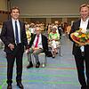 Blumen für den Gewinner: Tobias Hermann (rechts) ist der Kandidat der CDU des Wahlkreis Singen-Stockach für die Landtagswahl. Es ...