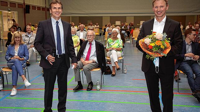 Blumen für den Gewinner: Tobias Hermann (rechts) ist der Kandidat der CDU des Wahlkreis Singen-Stockach für die Landtagswahl. Es ...