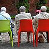 Noch fit fürs Arbeitsleben? Drei Seniorinnen ruhen sich auf Stühlen aus. Bild: dpa