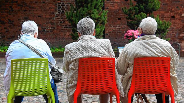 Noch fit fürs Arbeitsleben? Drei Seniorinnen ruhen sich auf Stühlen aus. Bild: dpa