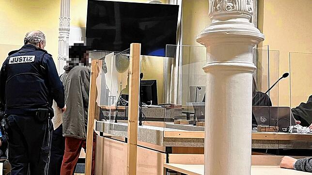 Ein Justizangestellter führt den Angeklagten in den Schwurgerichtssaal des Landgerichts Ravensburg. Das Foto wurde zu Beginn des vierten ...