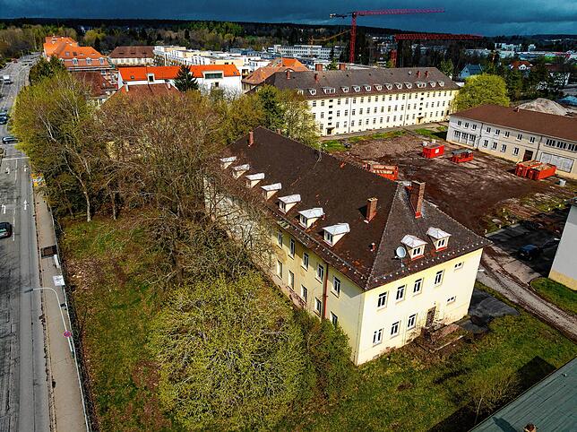 Blick von oben auf das alte Kasernengelande. Im Vordergrund das Gebäude, das zum Kindergarten umgebaut wird. Links die Kirnacher Straße. ...