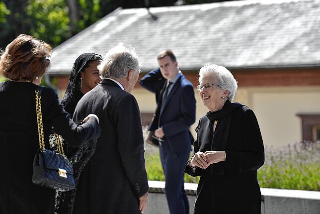 Bild 20: Abschied von Heinrich Fürst zu Fürstenberg: Besucher auf dem Weg in die Donaueschinger Stadtkirche