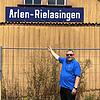 Werner Niete vor dem Bahnhof mit dem einzigartigen Schild „Arlen-Rielasingen“. Dort ist bald wieder Museumsbahfest.