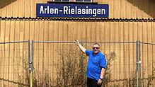 Werner Niete vor dem Bahnhof mit dem einzigartigen Schild „Arlen-Rielasingen“. Dort ist bald wieder Museumsbahfest.