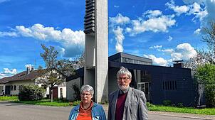 Eugenie Lohrer und Pfarrer Wieland Bopp-Hartwig vor dem markanten Bau des Architekten Otto Thoß. Der Glockenturm symbolisiert einen ...