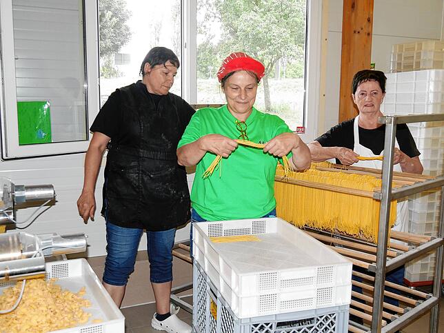 Simone Luibrand, Rita Maier und Ulrike Schwarz (von links) bei der Herstellung von Spaghetti