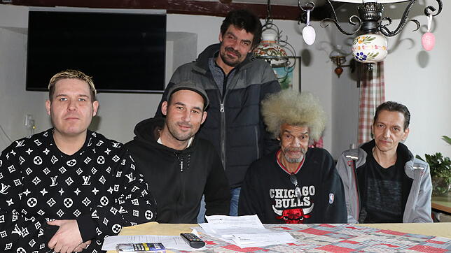 Dominic Stocker, Thomas Schütze, Joachim Gaßner, Ralph Sendler und Jens Evers (von links) sollen aus dem ehemaligen Gasthaus Krone in ...