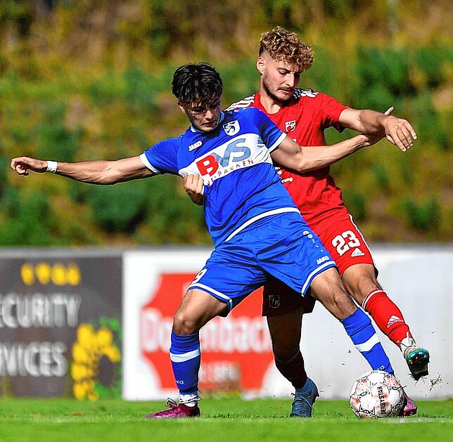 Torpremiere: Berkay Ünal (vorn, gegen Jakob Hugenschmidt) traf für den FC Erzingen beim VfR Bad Bellingen zum 2:3-Anschluss.