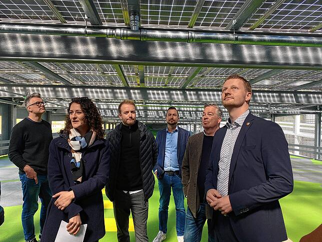 Projektleiterin Christina Willgenss (Zweite von links) hat das Parkhaus „hip“ bis zu seiner Eröffnung vor einem Jahr begleitet. OB Simon ...
