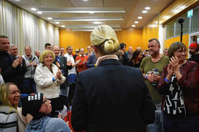 Alice Weidel lässt sich von den Mitgliedern im Wahlkreis Bodensee feiern.