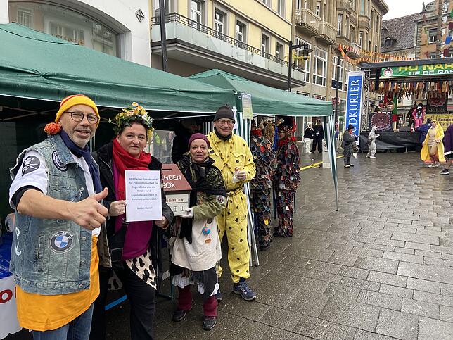 Manfred Hölzl, Heike Baumgärtner, Evelyne Braun und Bernd Jasper (von links) von Konstanz Hilft freuen sich auf Gäste. Zugunsten des ...