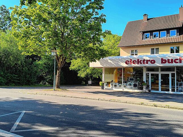 Heute ist die Straße wieder eine Straße. Doch das Problem im Kernort bleibt: Weil das Wasser nicht abfließen kann, drohen beim nächsten ...