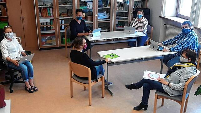Die Lehrerinnen und Lehrer an der Grund- und Werkrealschule Eichberg in Blumberg tragen alle Mundschutz. Bild: Schule
