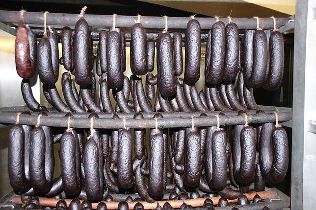 Rauchwurst nach dem Räuchern.