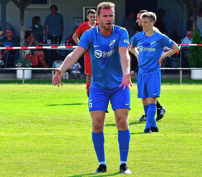 Denker und Lenker: Stefan Hilpuesch ist beim TuS Efringen-Kirchen nicht nur Führungsfigur auf dem Platz, sondern hat auch Aufgaben in ...