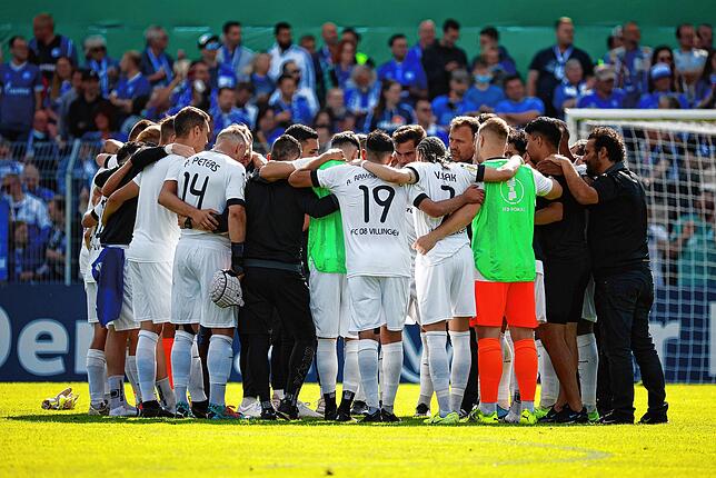 Alles gegeben, doch am Ende soll es einmal mehr nicht sein im DFB-Pokal: Spieler und Trainer des FC 08 Villingen stehen nach dem Abpfiff ...