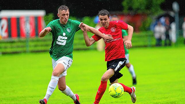 Der VfR Stockach (links Lukas Jäger im Spiel gegen Gottmadingen-Bietingen) hat am Samstag mit dem FC Überlingen einen starken Gegner zu ...