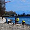 Das Ufer zwischen Meersburg und Unteruhldingen an Ostern 2020. Im Hintergrund sind der Fähranleger, erste Badegäste und Spaziergänger zu ...