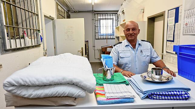 Rinaldo Caterino zeigt die Grundausstattung, die jeder Inhaftierte am ersten Tag erhält.