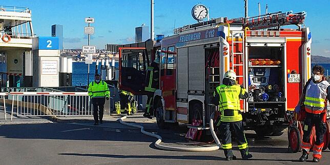Feuerwehreinsatz beim Einlaufen des Fährschiffs „Konstanz“ in den Hafen Konstanz-Staad: Einsatzkräfte erwarten das Schiff, ...